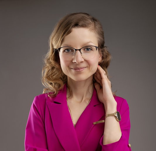 Michaela Fuchs prowadzi portal parentingowy, copywriterka współpracowała z Joanna Pomes w mentoringu 1:1 dotyczących prowadzenia marki osobistej na Linkedin